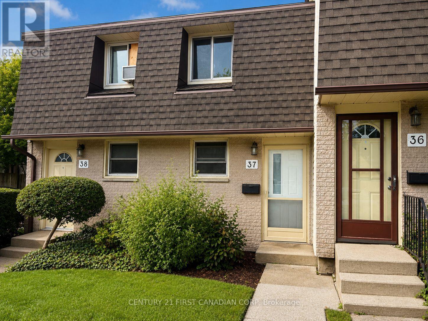 #37 1919 TRAFALGAR STREET - 1