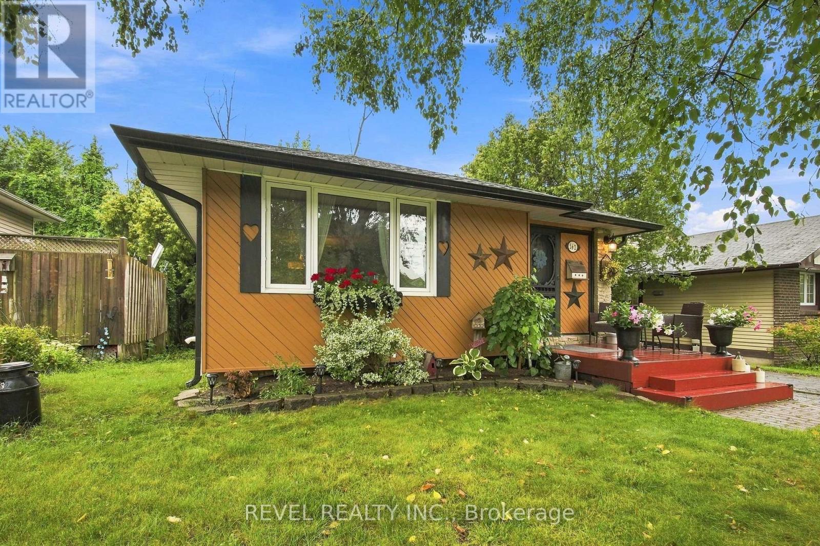 562 CAPILANO CRESCENT - 1