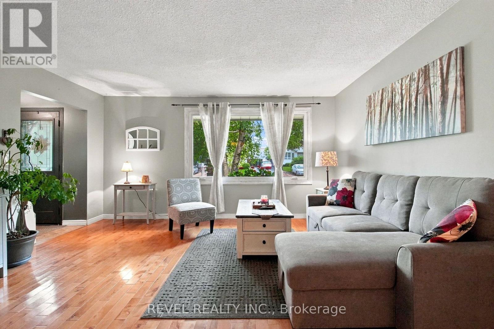 562 CAPILANO CRESCENT - 2