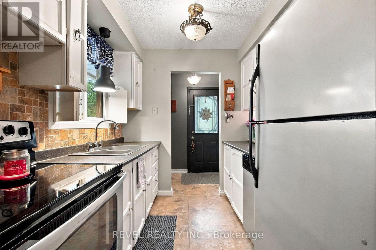 562 CAPILANO CRESCENT - Image 8