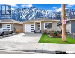Living room - 389 10th Avenue, Keremeos, BC V0X1N3 Photo 10