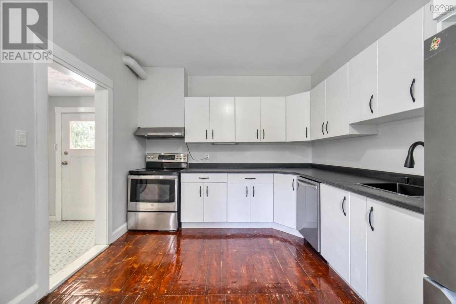 370 Back Centre Road - Image 8