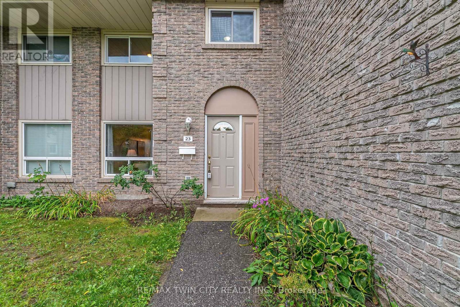 23 - 25 UPPER CANADA DRIVE — photo 2