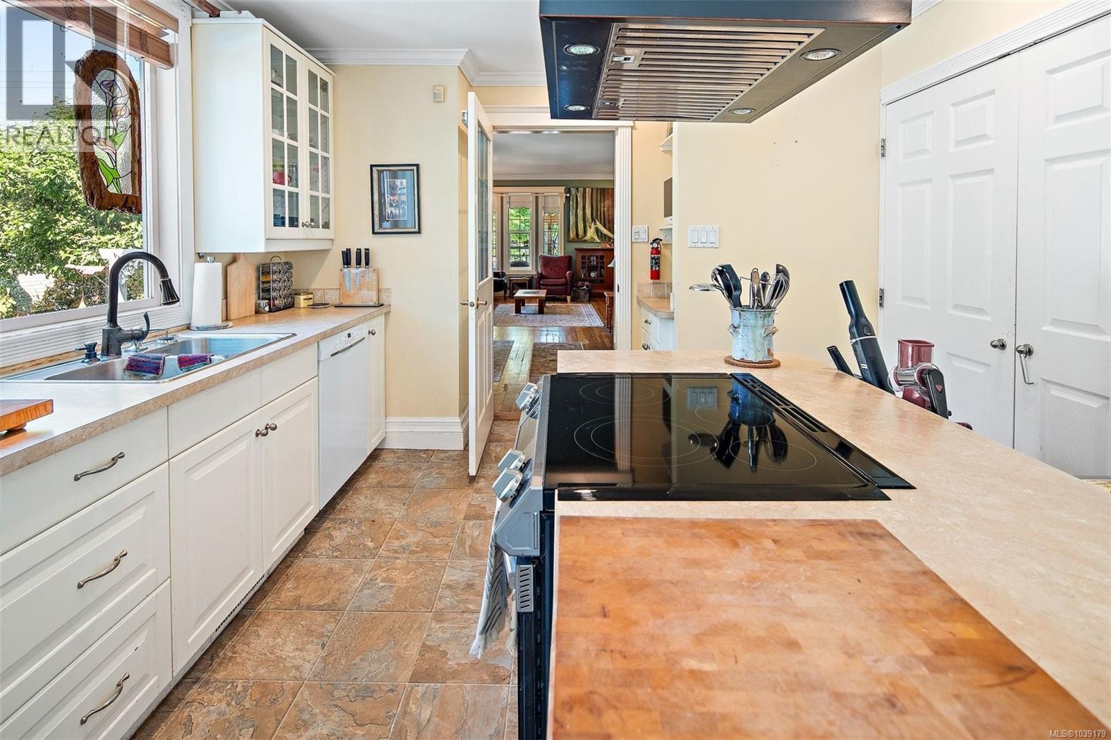 9712 Chemainus Rd - 18