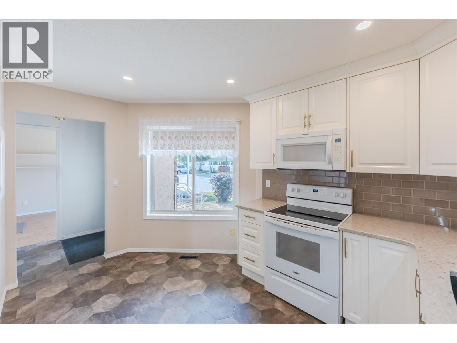 #18 115 REDWING Place - 4