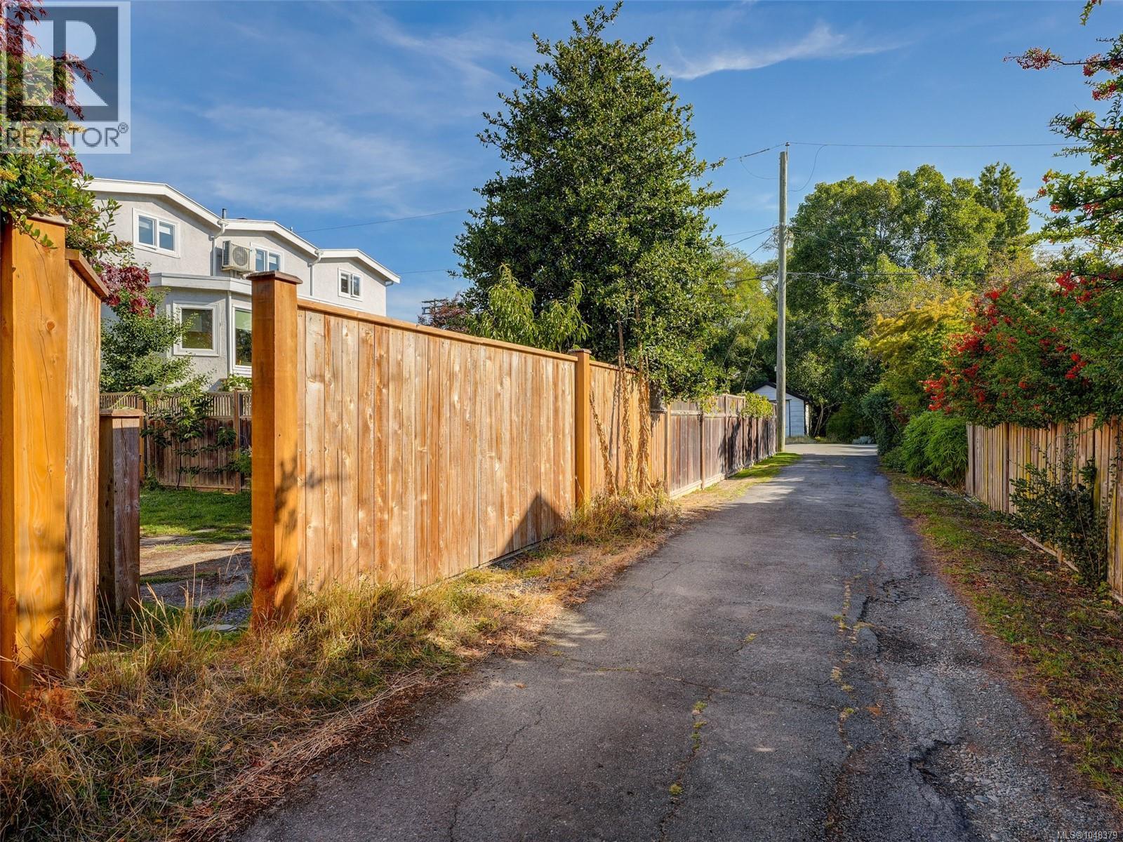 2633 Orchard Ave - 32