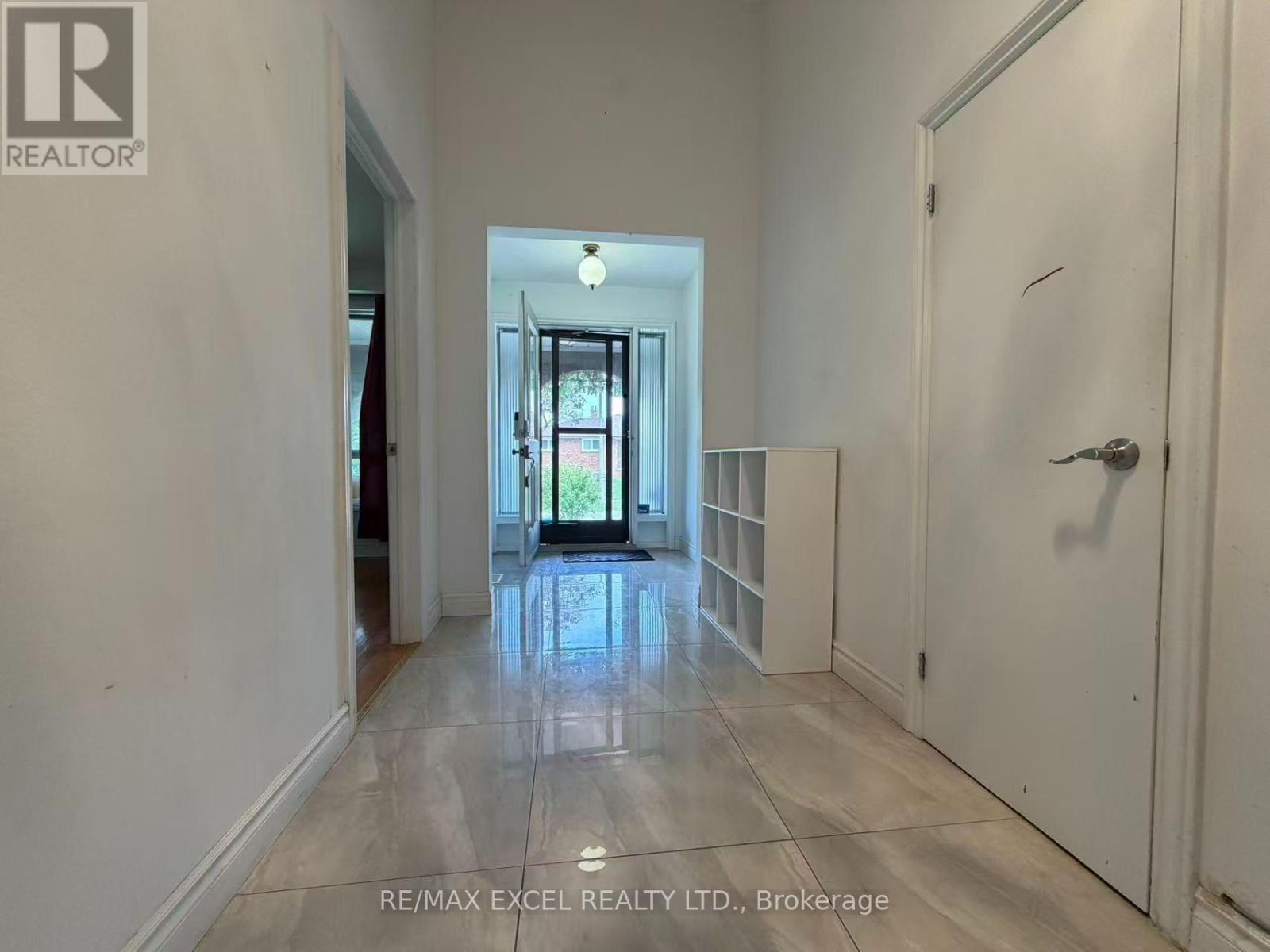 #Upper 56 Leafield Drive, Toronto (L'Amoreaux), Ontario, M1W2T2, Toronto (L'Amoreaux), Ontario — photo 3 of 5