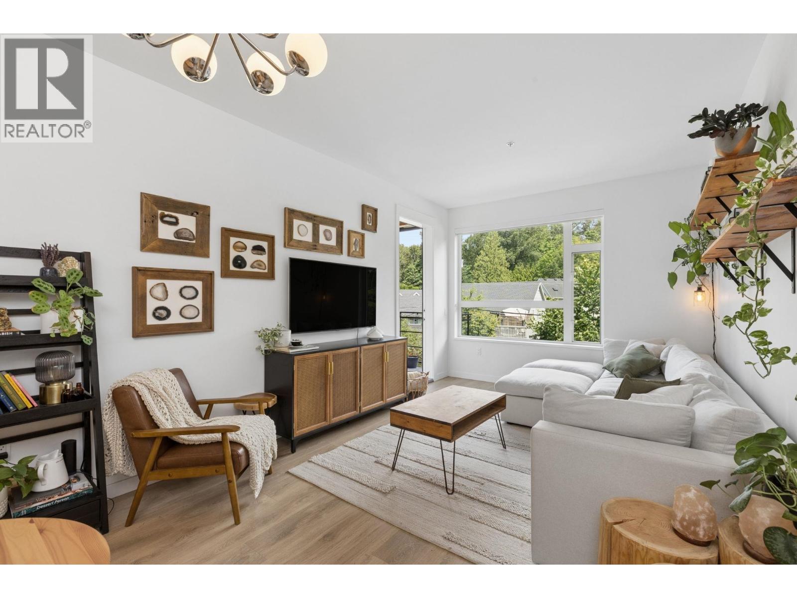 #209 715 15TH Street, North Vancouver, British Columbia, V7M1T2, North Vancouver, British Columbia — photo 2 of 5