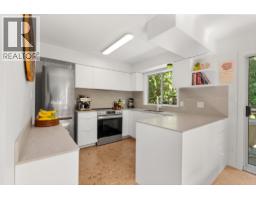 8044 Dogwood Drive, Halfmoon Bay, BC V7Z1A7 Photo 10