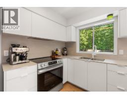8044 Dogwood Drive, Halfmoon Bay, BC V7Z1A7 Photo 11