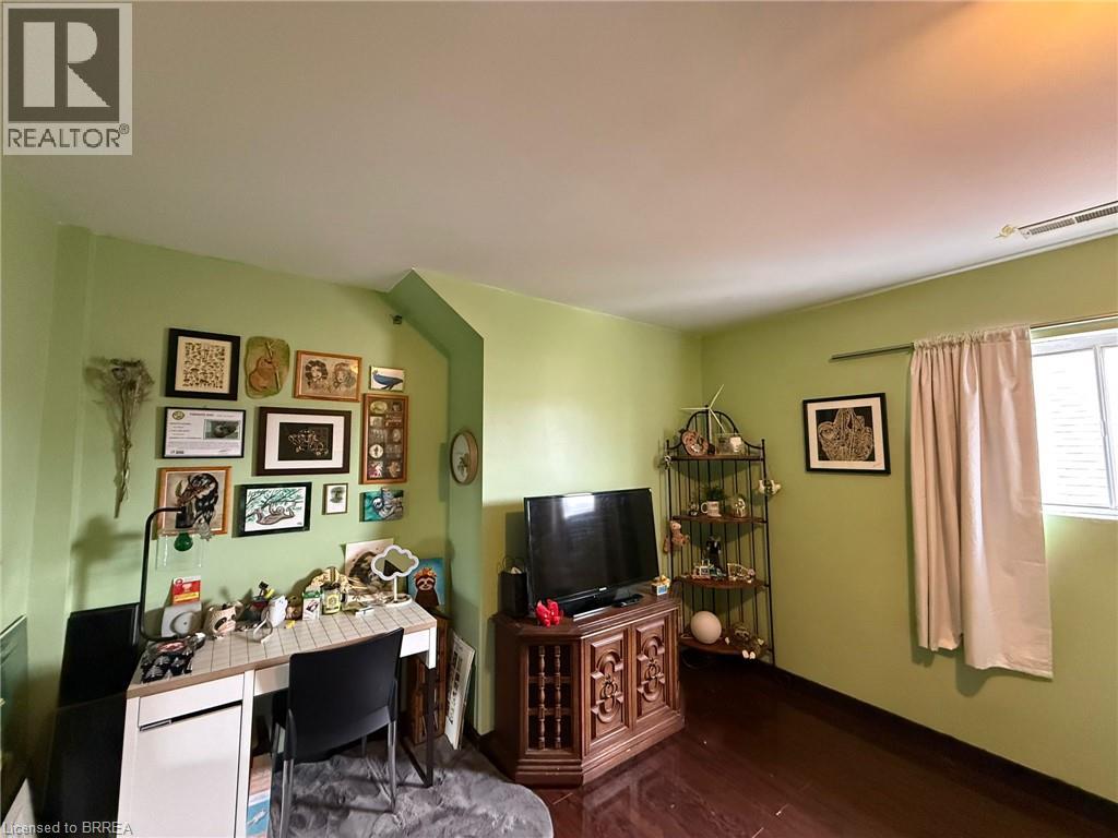 #18 12 BRIDGEPORT Road E - 18