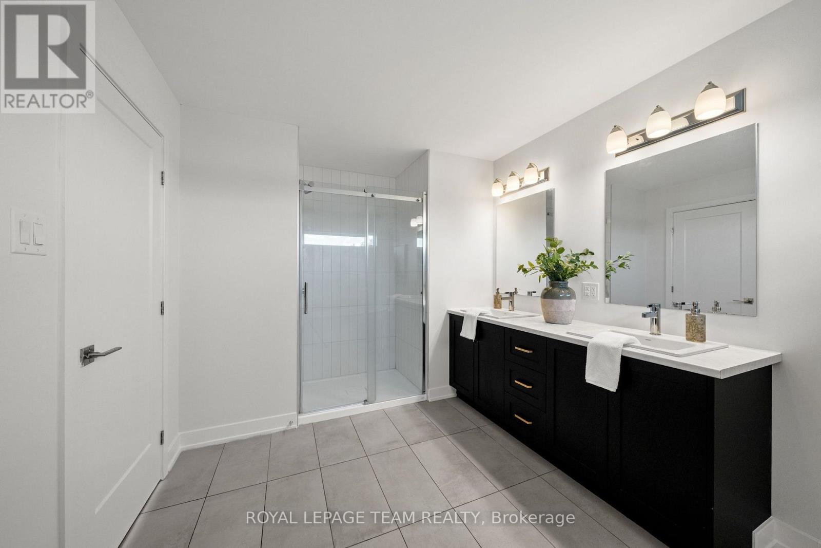 188 ADELAIDE STREET - 35