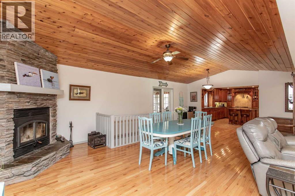 Listing photo – 606 Pigeon Close, Pelican Point