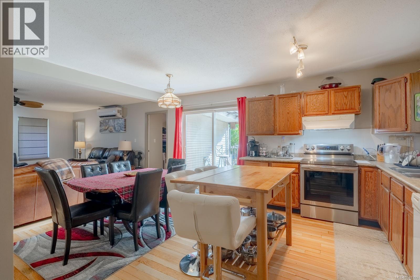 8331 Island Hwy S - 14