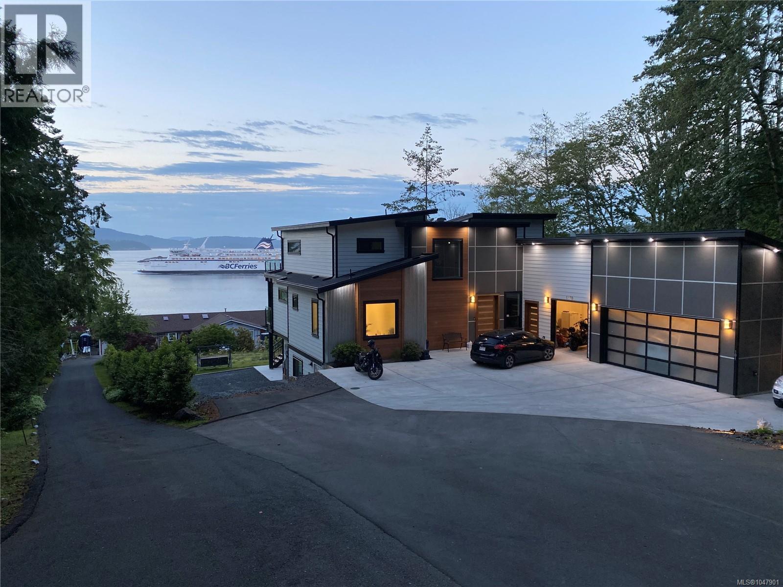  1470 Lands End Road, North Saanich