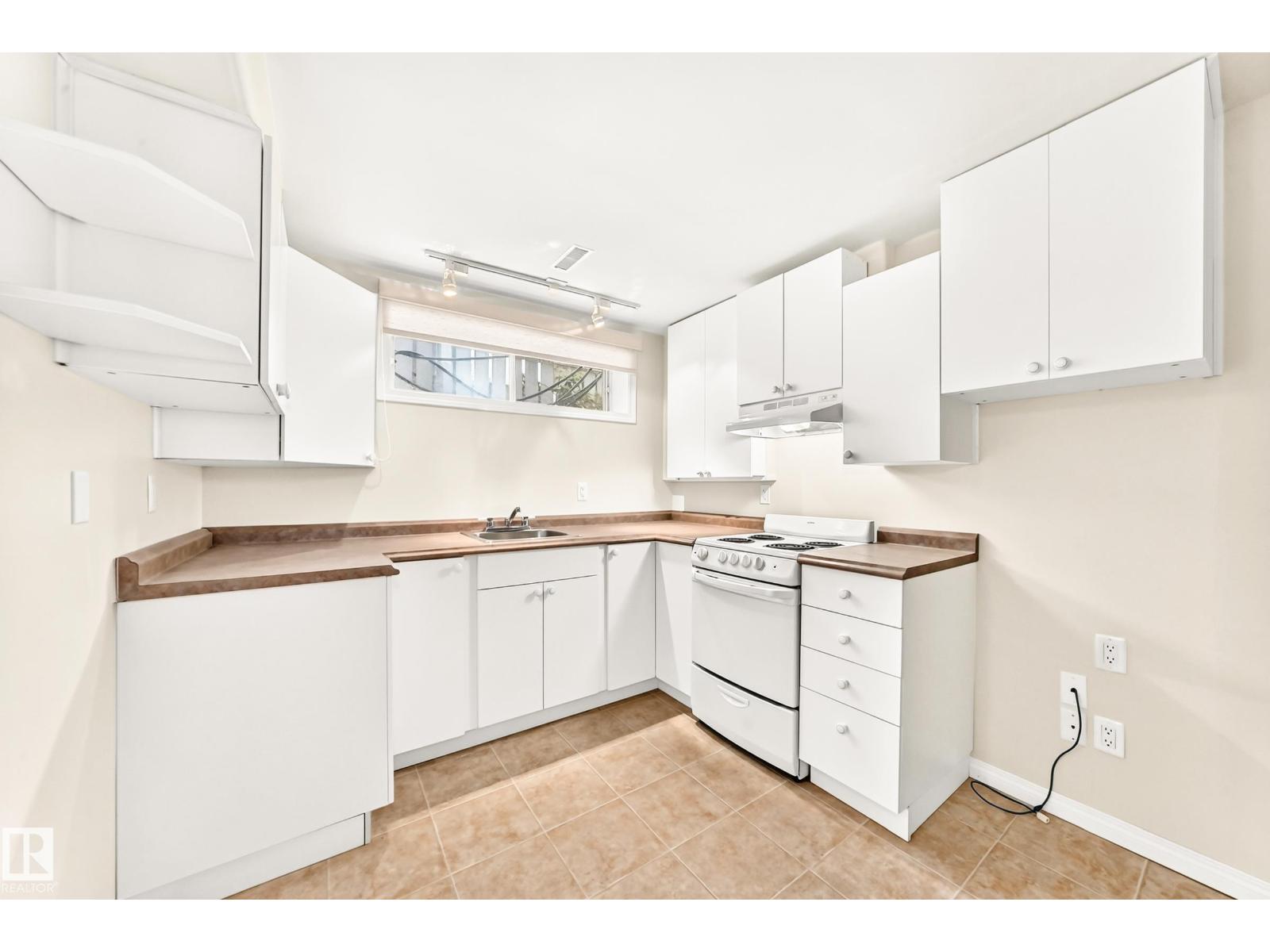 9130 77 AV NW - 44