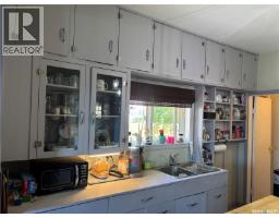 Enclosed porch - 944 Brown Street, Moose Jaw, SK S6H2Z2 Photo 6