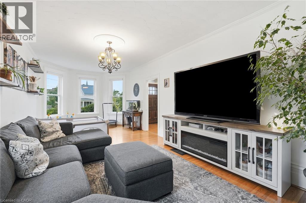 22 MUNSEE Street S - 13