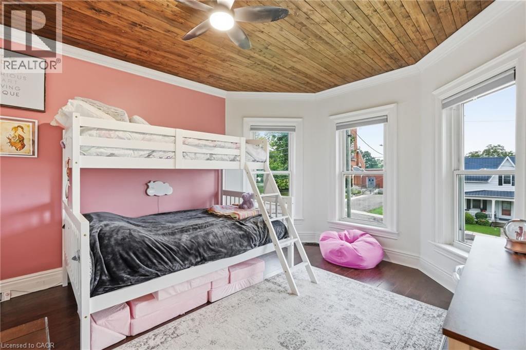 22 MUNSEE Street S - 30