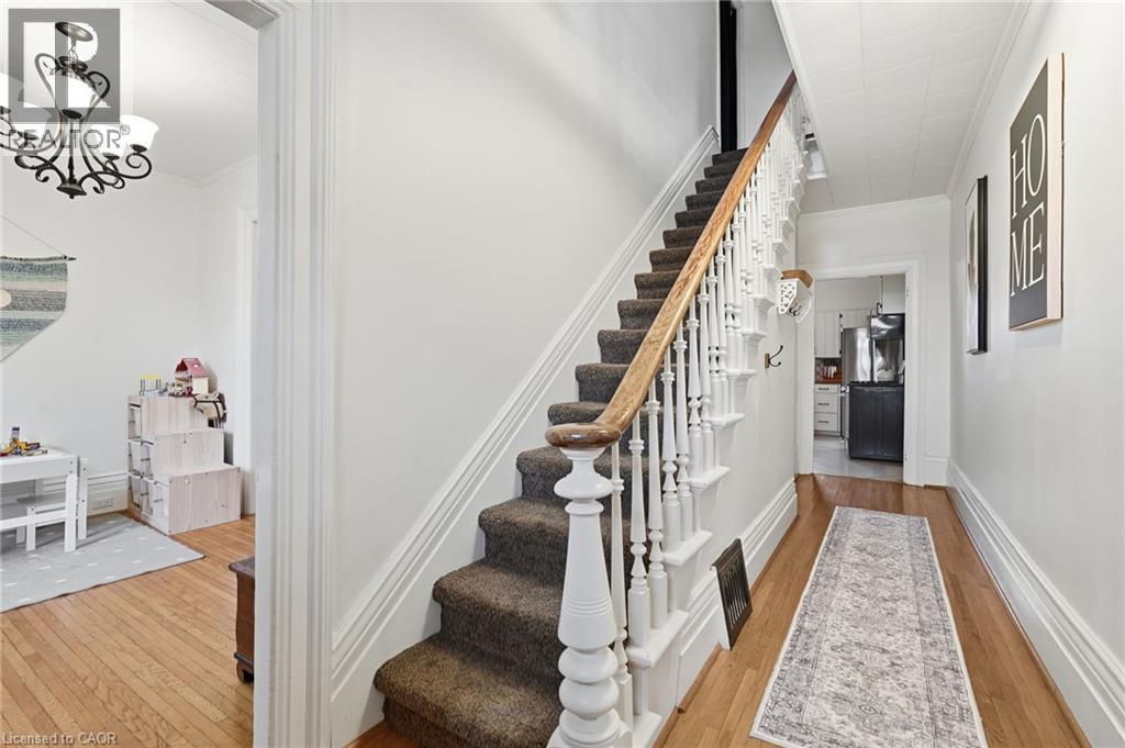 22 MUNSEE Street S - 8