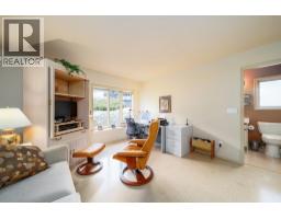 Living room - 933 Purcell Drive, Kelowna, BC V1V1N8 Photo 14