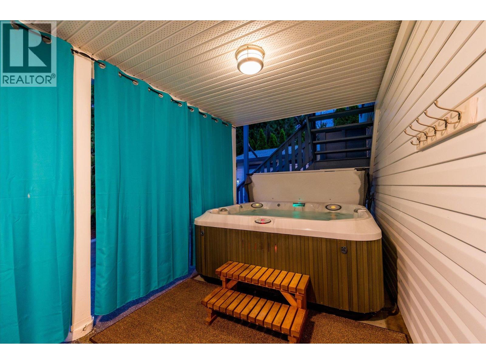 842 Raymer Road, Kelowna