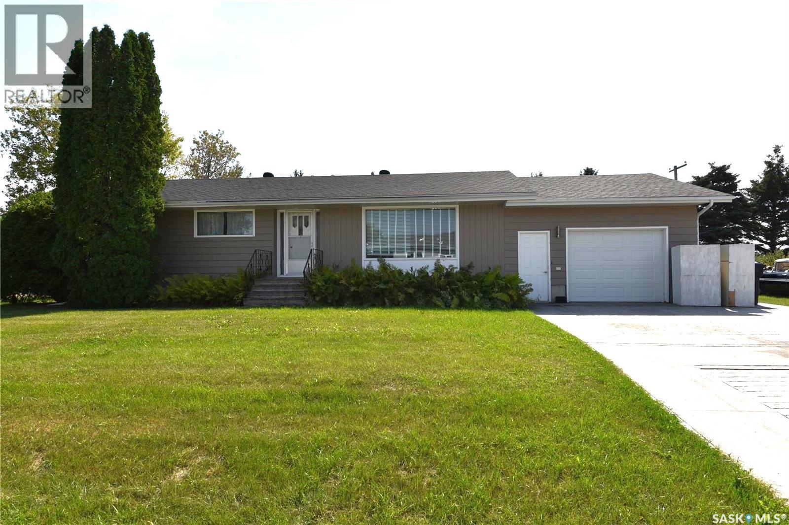 614 10th AVENUE W, Nipawin, Saskatchewan, S0E1E0, Nipawin, Saskatchewan — photo 2 of 5