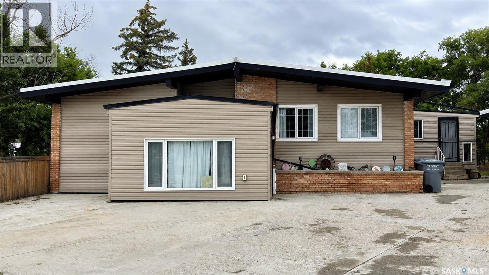 Chaplin Acreage - Two Houses and Large Shop, Chaplin, Saskatchewan, S0H0V0, Chaplin, Saskatchewan — photo 4 of 5