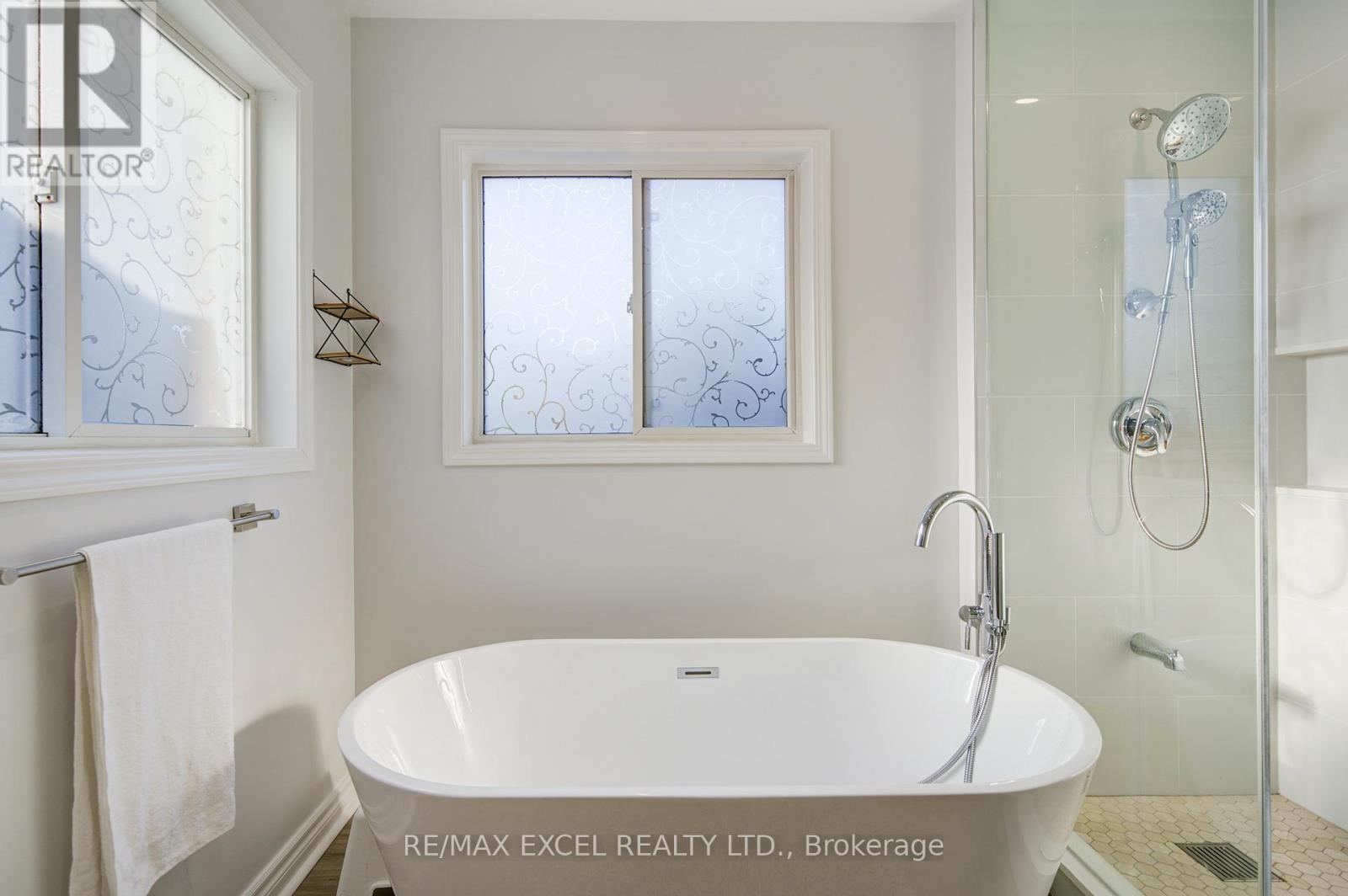 6 SAPPHIRE DRIVE - Image 38