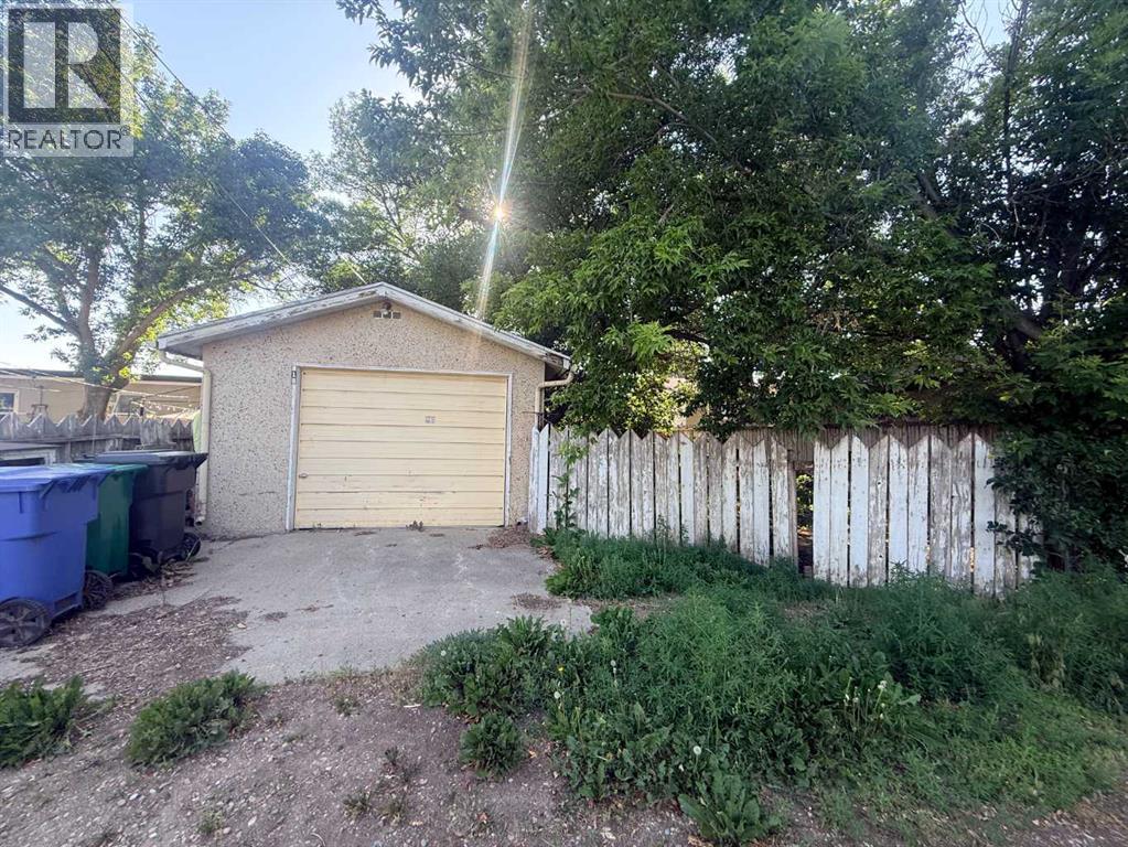 819 8 Street N - 11