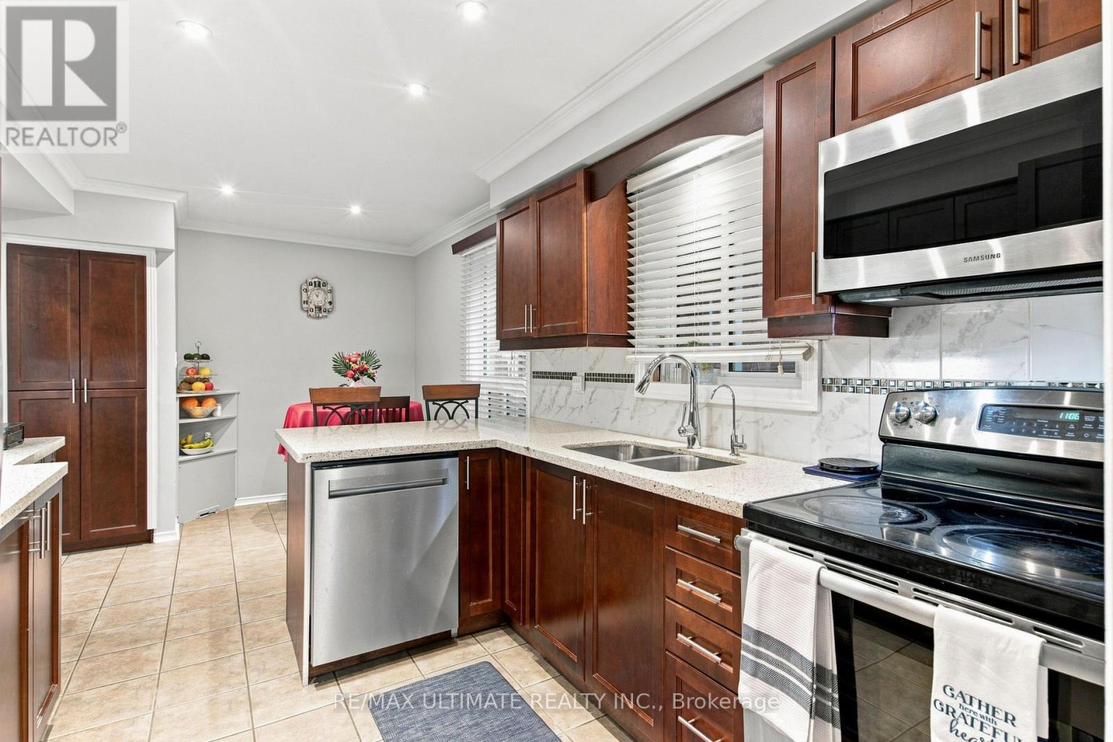 73 CLUETT DRIVE - 12