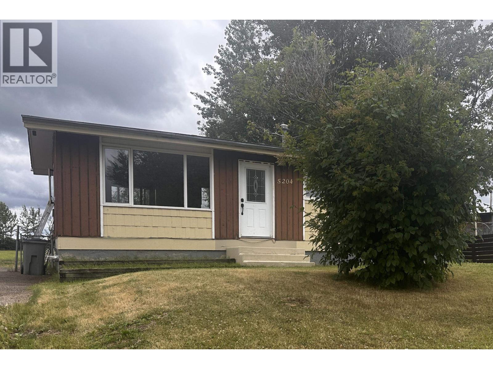 5204 TAMARACK CRESCENT - 1