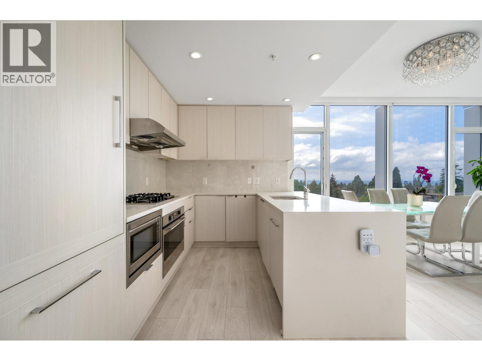 #705 5051 IMPERIAL Street, Burnaby, British Columbia, V5J0J3, Burnaby, British Columbia — photo 3 of 5