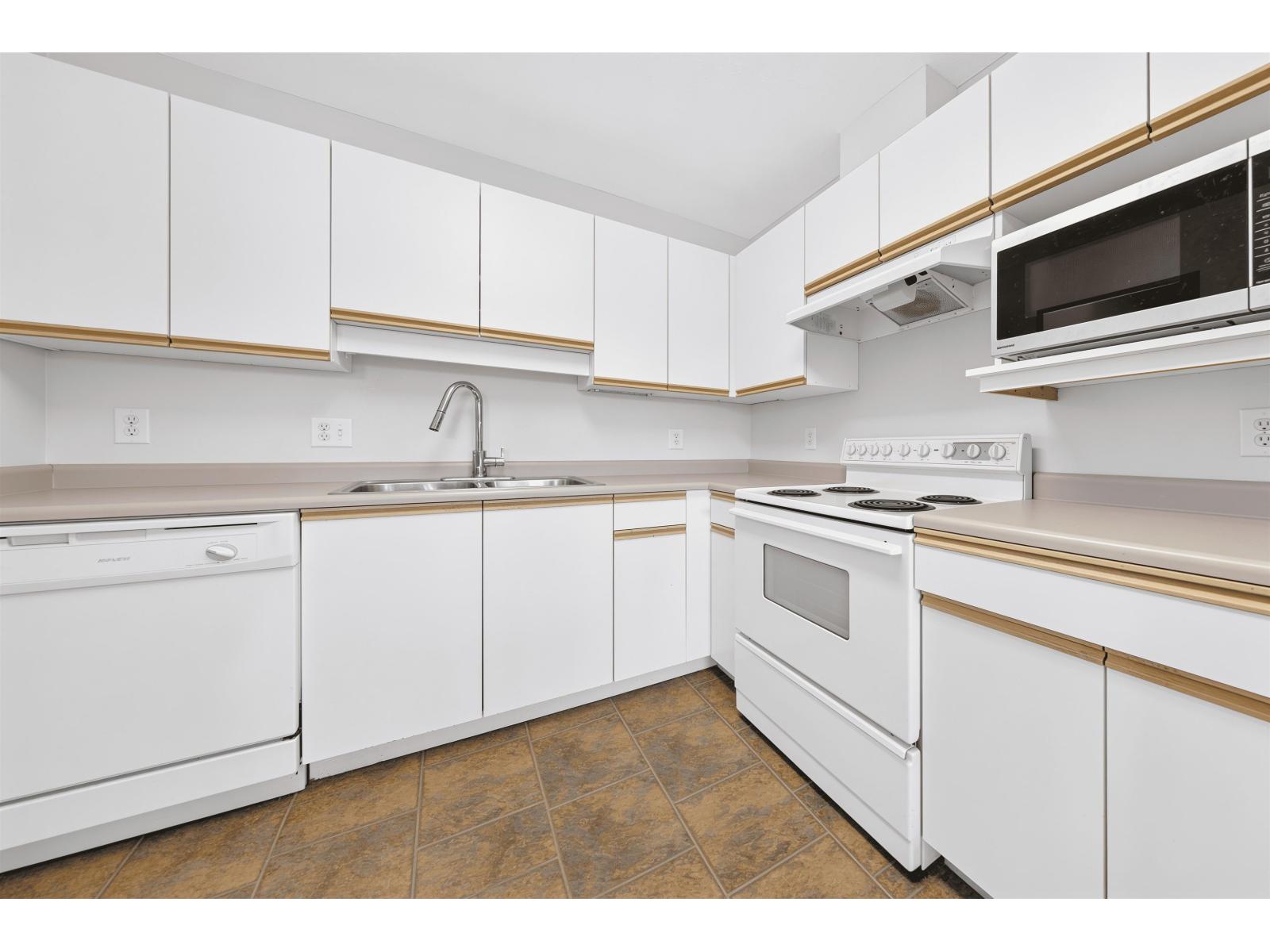 #408 8537 YOUNG Road, Chilliwack, British Columbia, V2P4P2, Chilliwack, British Columbia — photo 4 of 5
