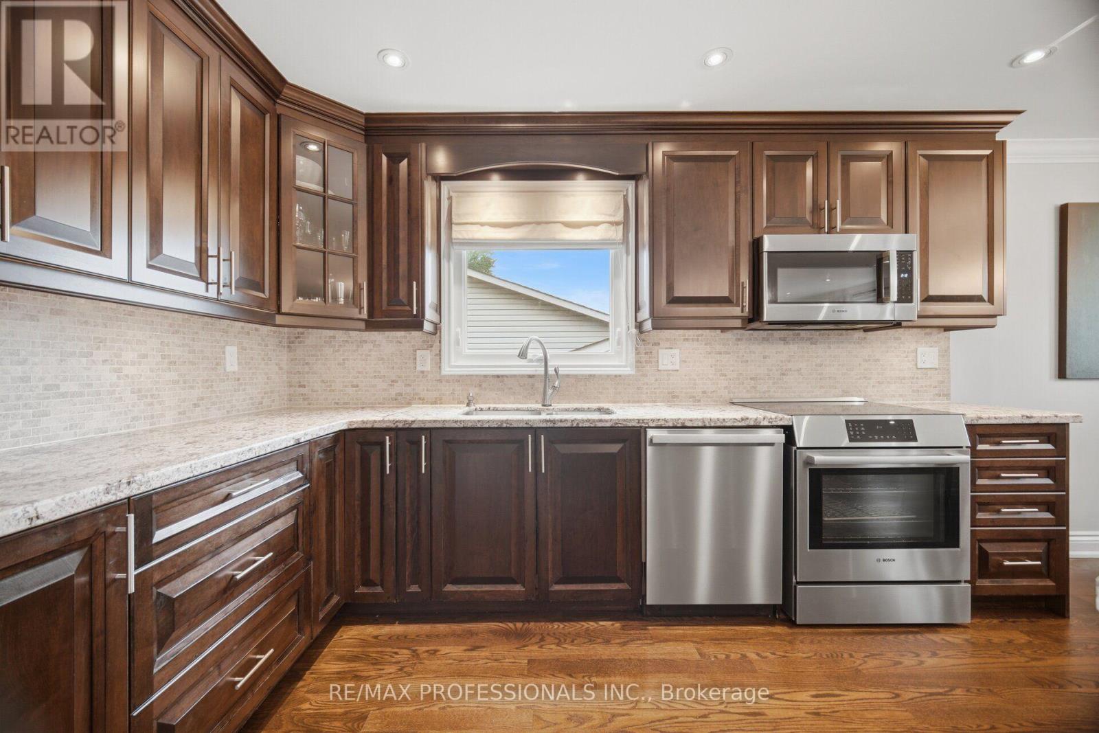 1062 MISSISSAUGA VALLEY BOULEVARD - Image 17