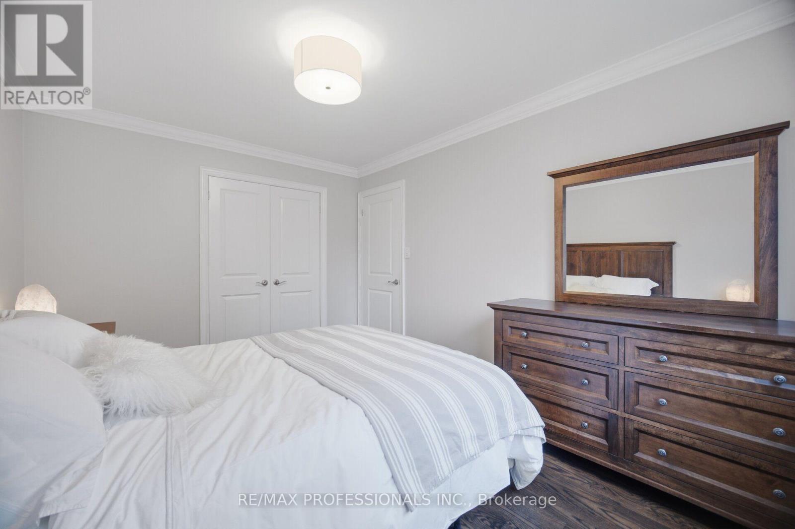 1062 MISSISSAUGA VALLEY BOULEVARD - Image 23