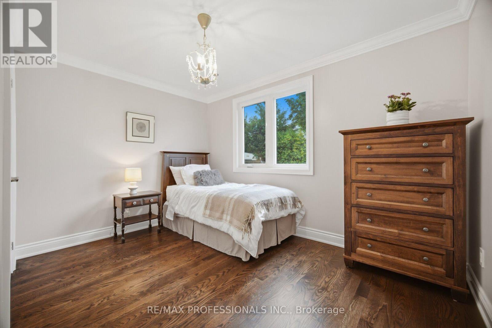 1062 MISSISSAUGA VALLEY BOULEVARD - 24