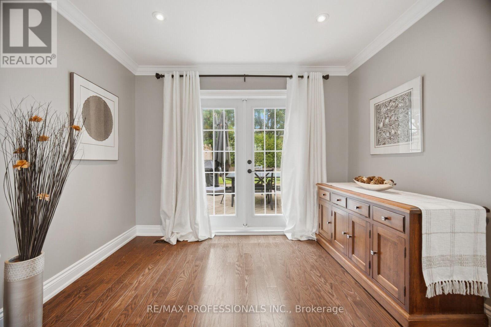 1062 MISSISSAUGA VALLEY BOULEVARD - 33