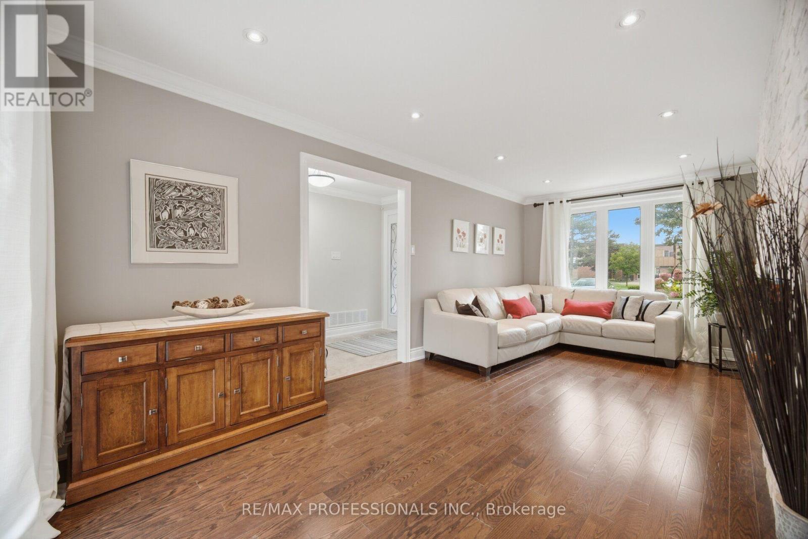 1062 MISSISSAUGA VALLEY BOULEVARD - 35