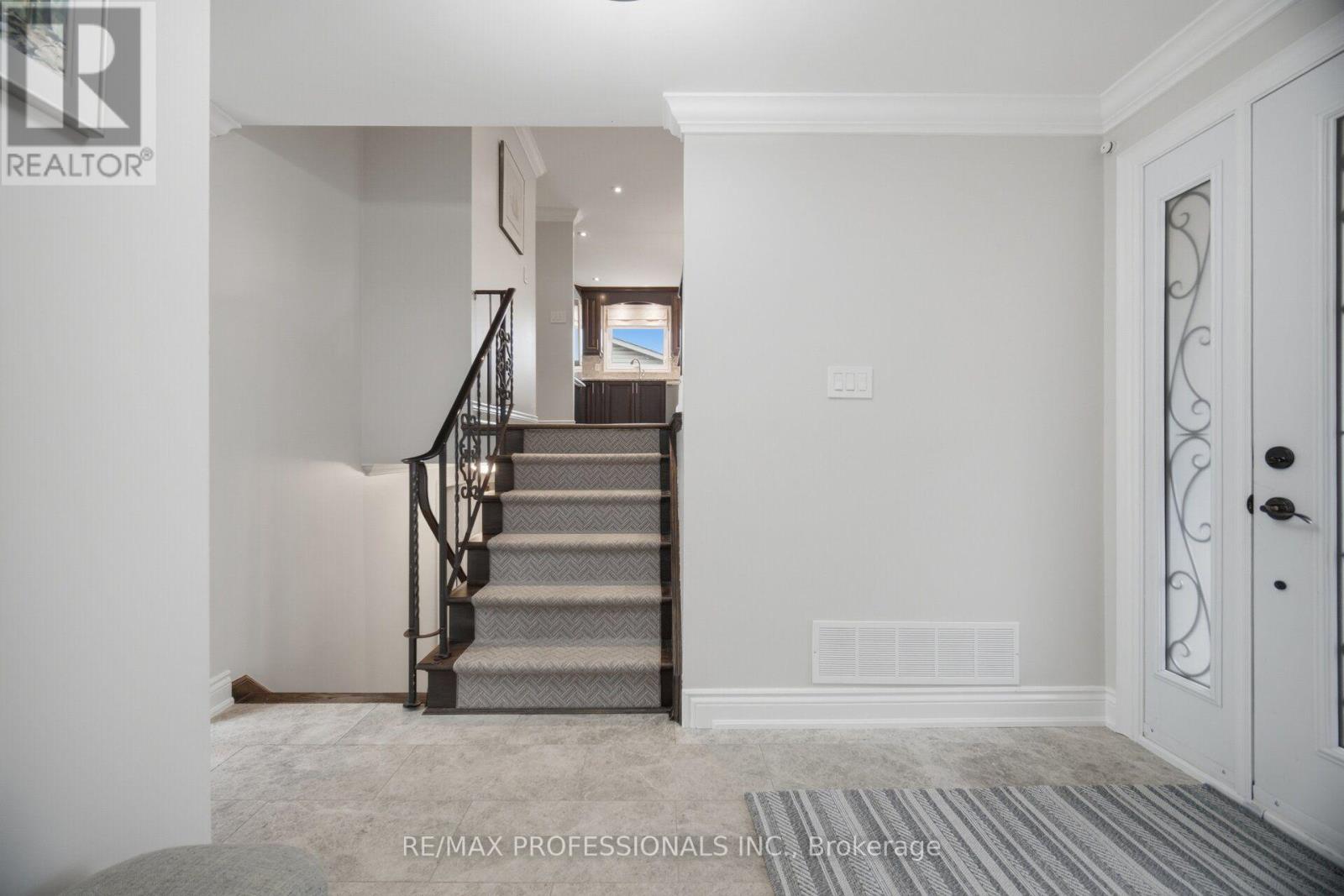1062 MISSISSAUGA VALLEY BOULEVARD - 7
