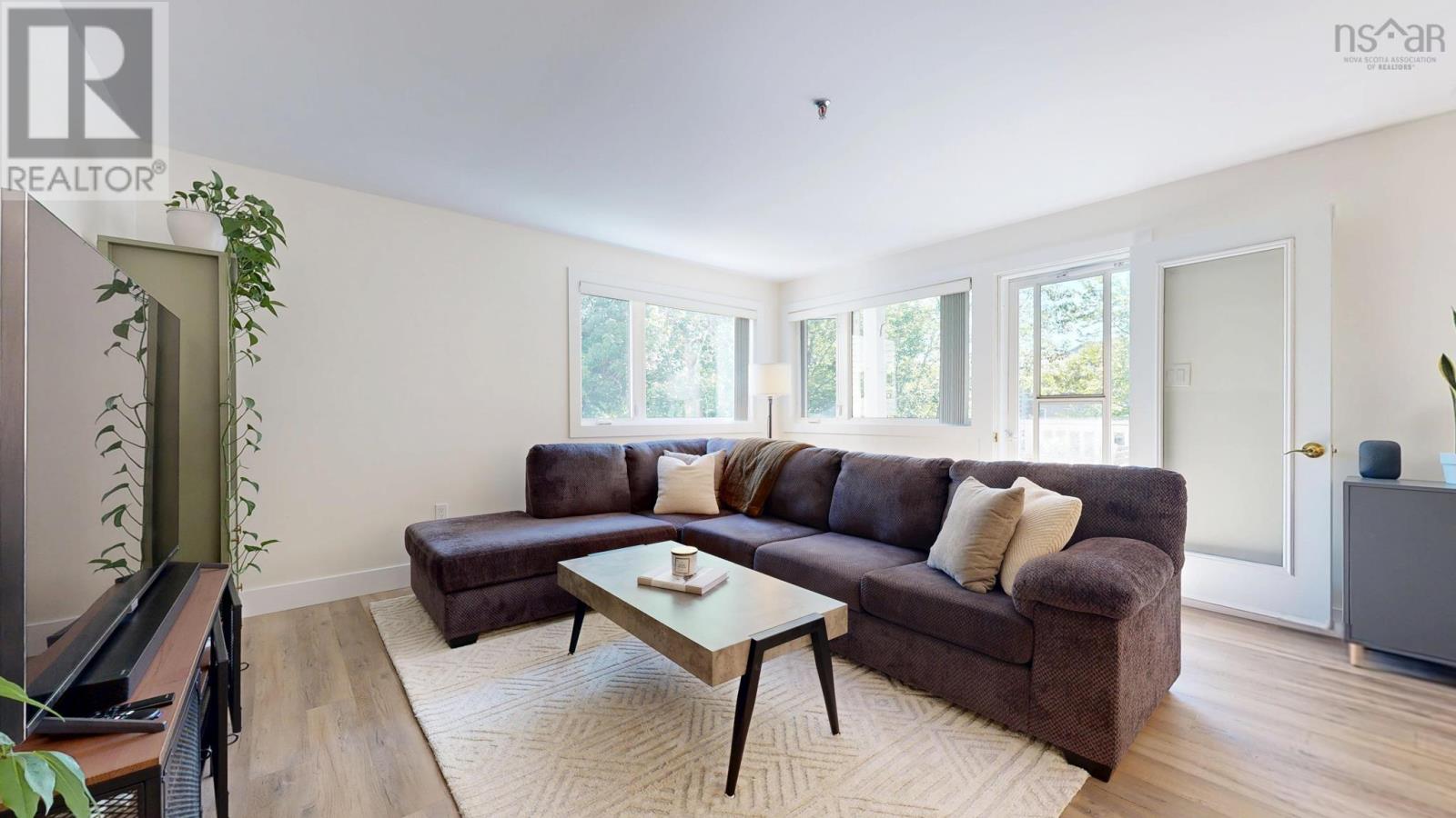 #204 118 Farnham Gate Road - Image 3