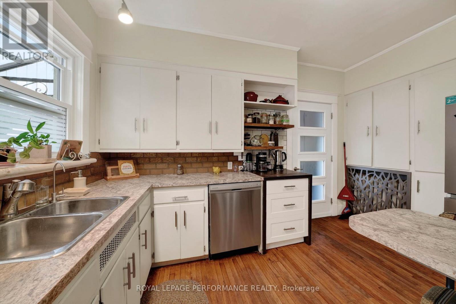 114 GLOUCESTER STREET N - Image 16