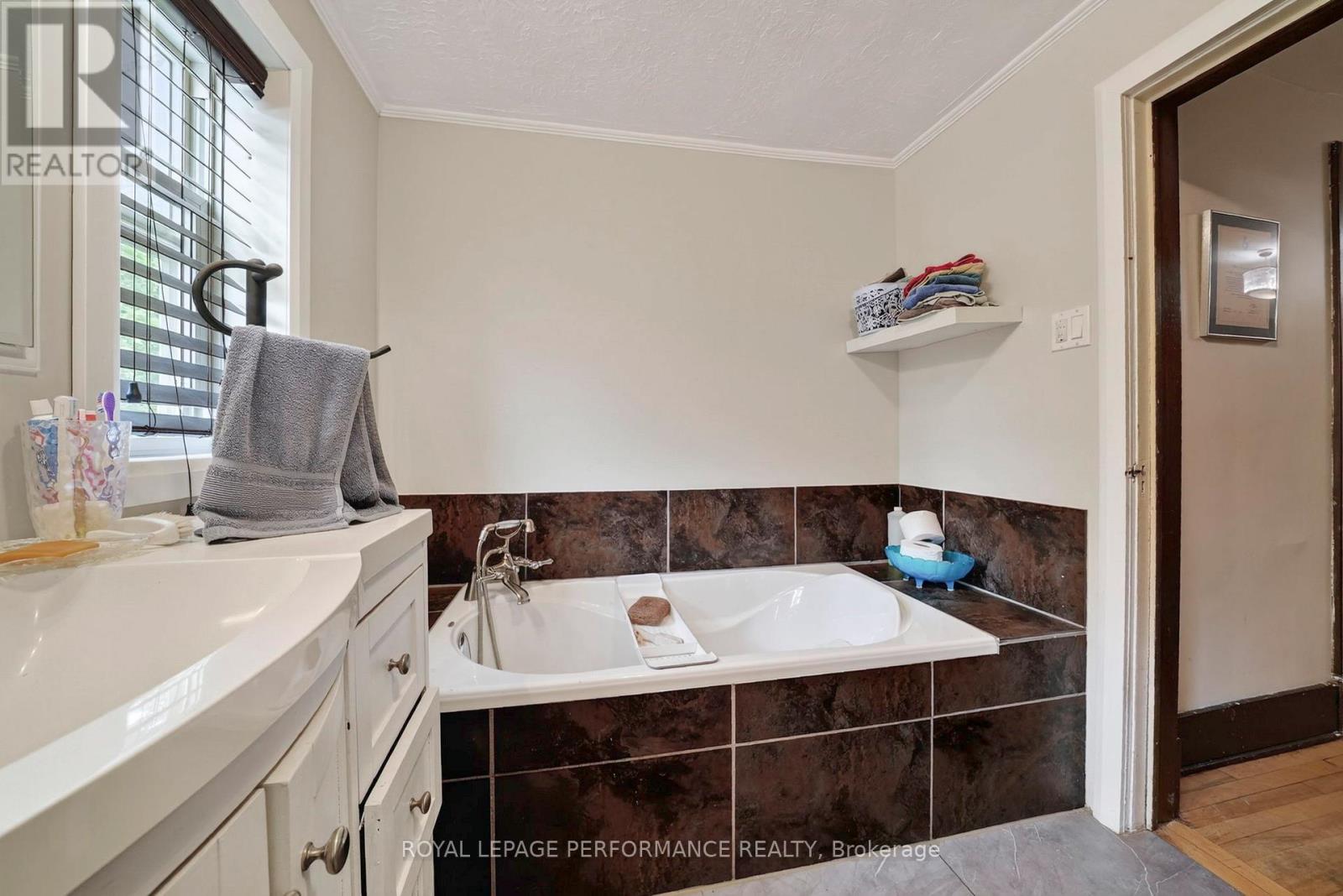 114 GLOUCESTER STREET N - Image 23