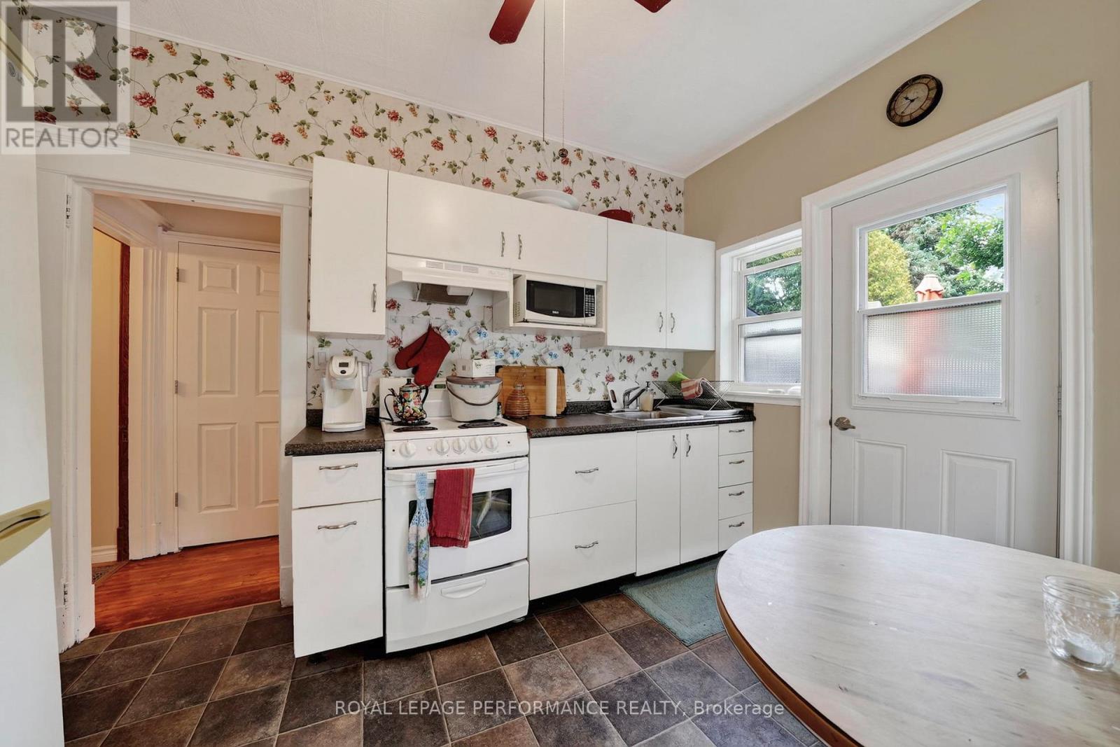114 GLOUCESTER STREET N - Image 36