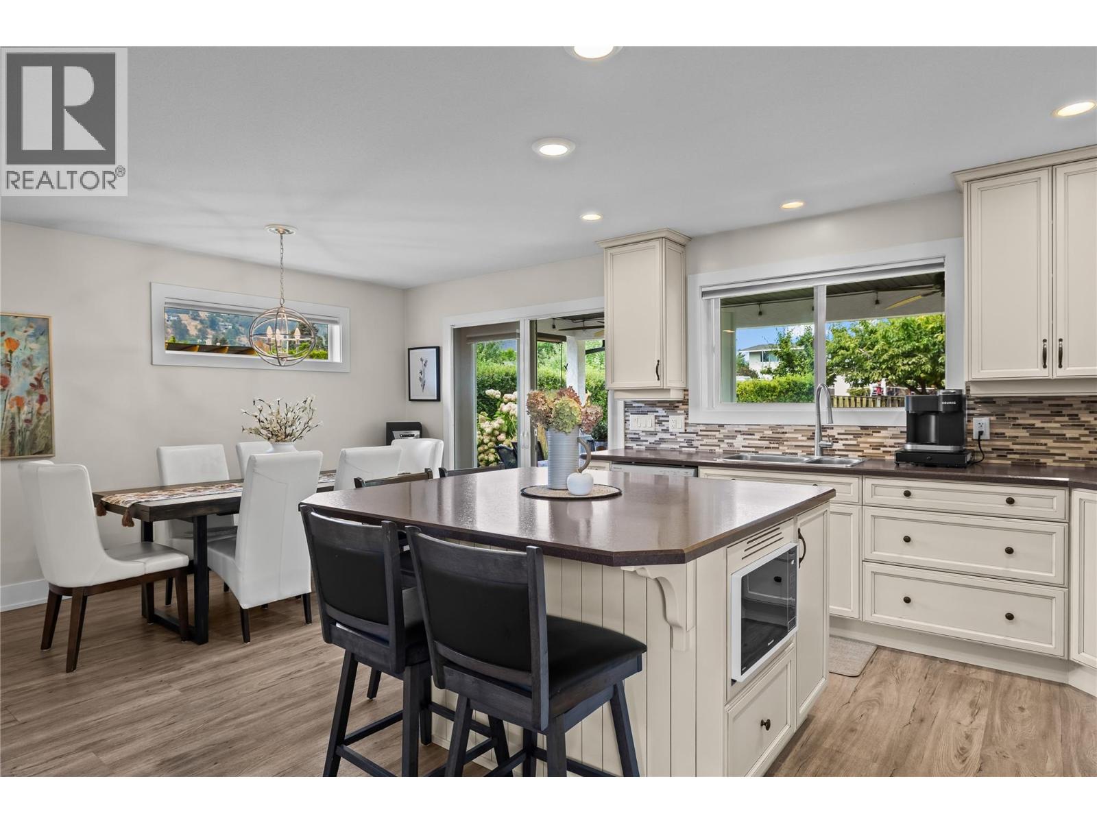  910 Westbrook Drive, West Kelowna