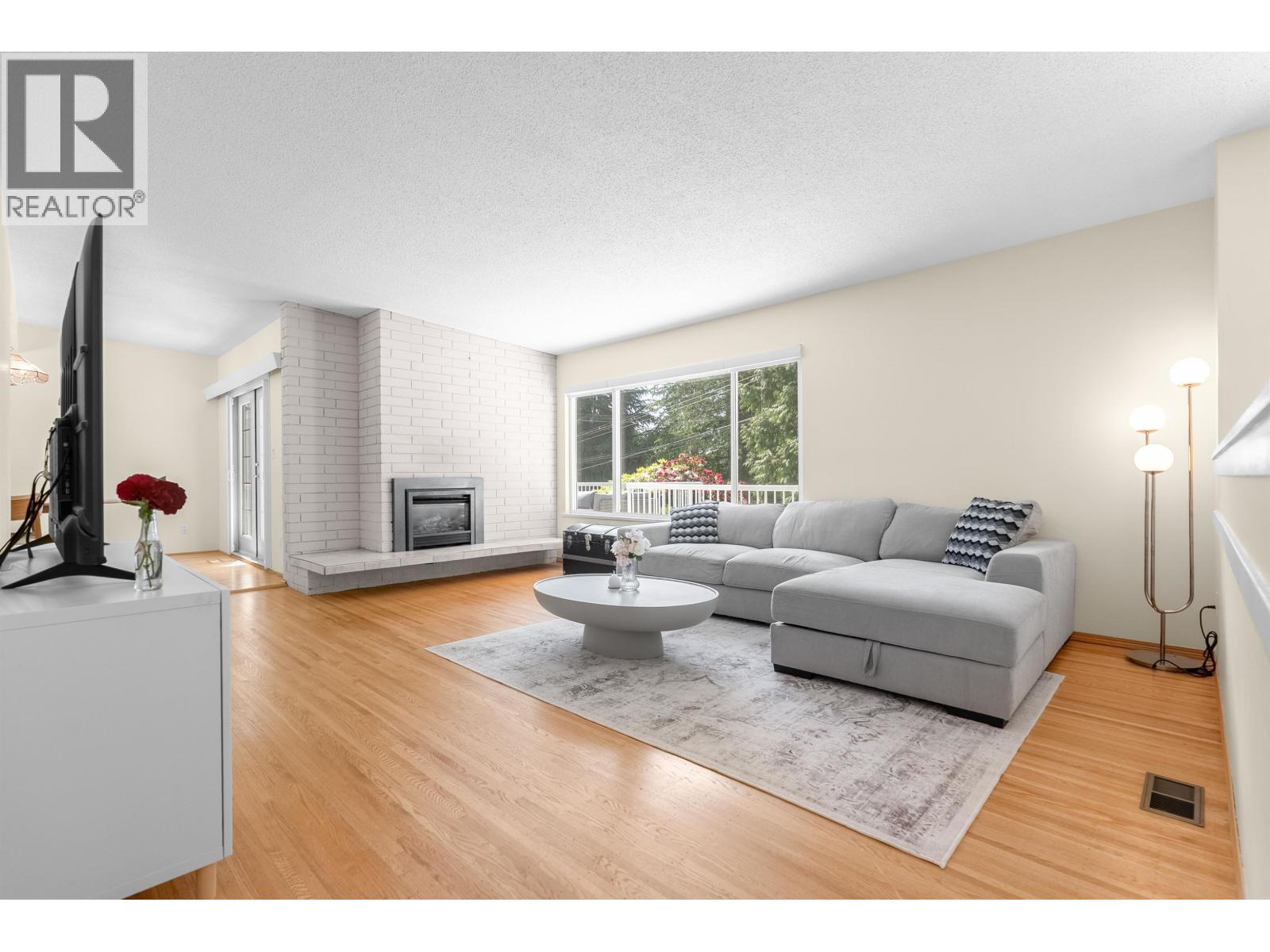 646 WINDSOR Road, North Vancouver, British Columbia, V7N1K7, North Vancouver, British Columbia — photo 2 of 5