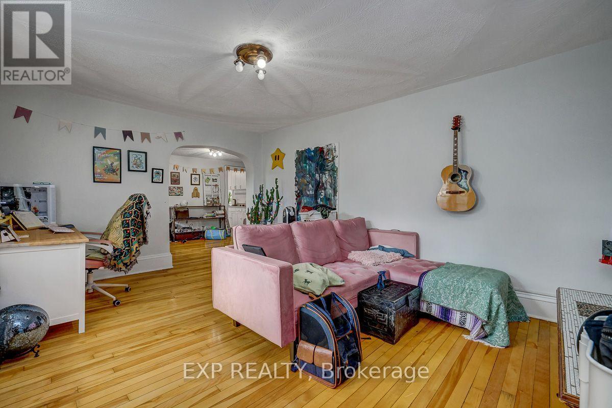 108 LEBRETON STREET N - Image 31