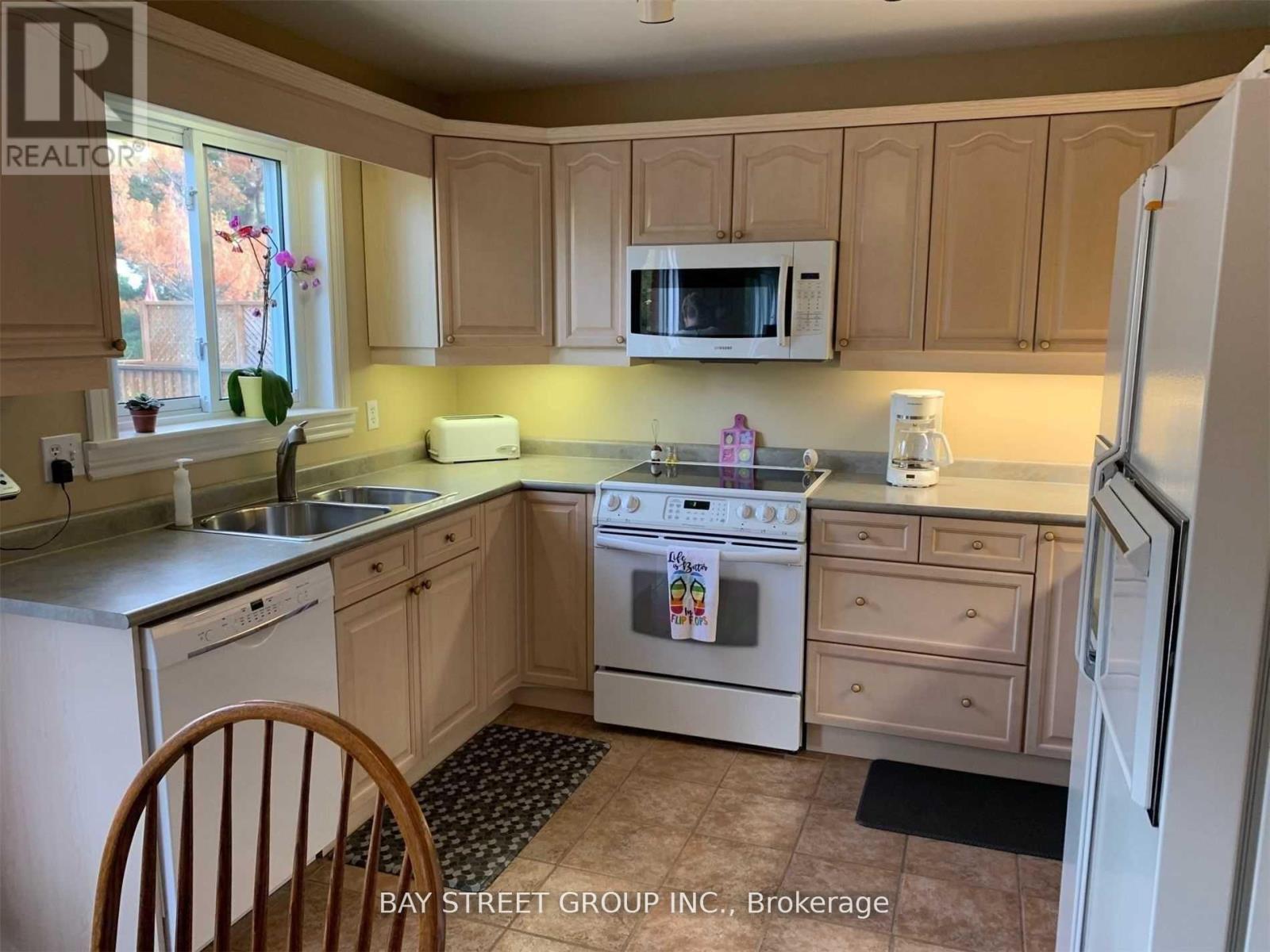 76 Mayfair Drive, Barrie (Ardagh), Ontario, L4N6Y9, Barrie (Ardagh), Ontario — photo 3 of 5