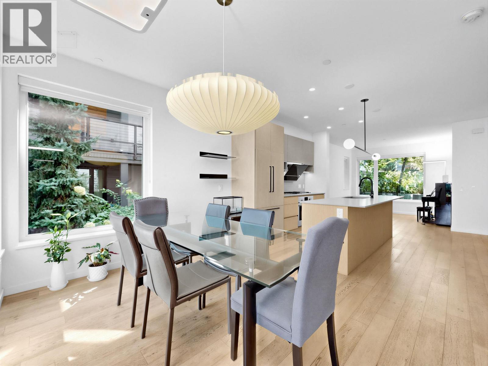 #42 528 2ND Street, North Vancouver, British Columbia, V7L0G8, North Vancouver, British Columbia — photo 3 of 5