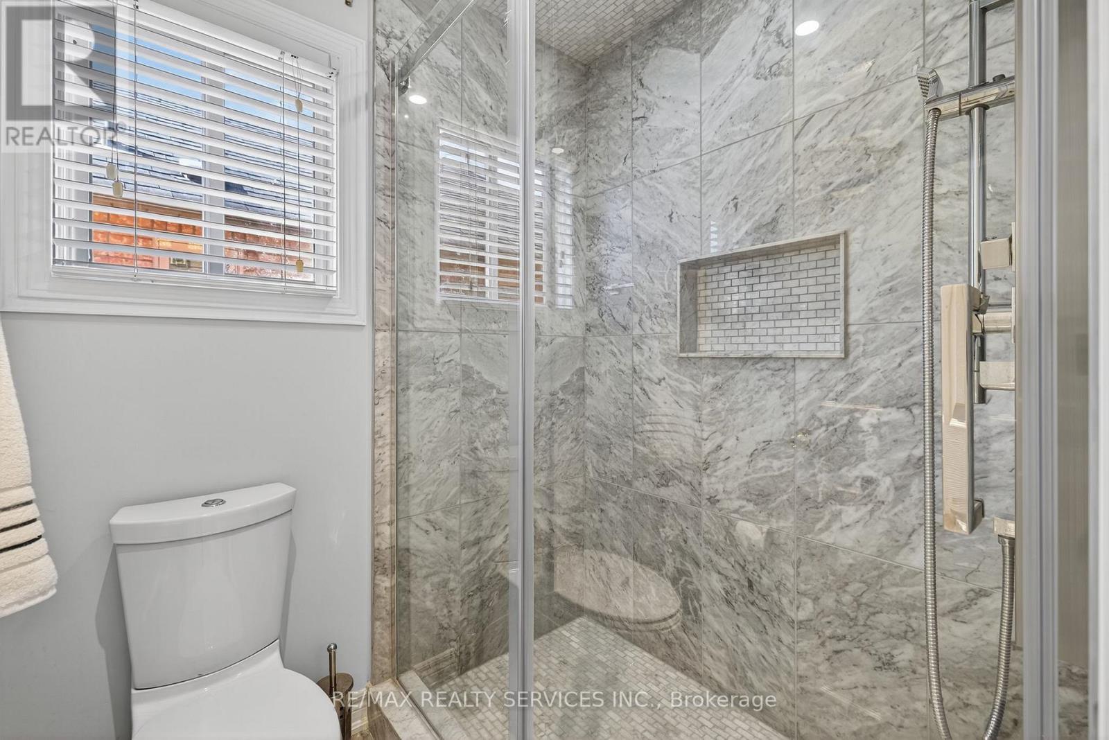124 ROYAL VALLEY DRIVE - 22